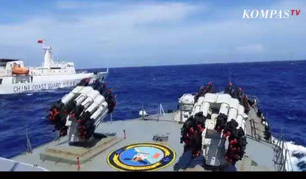 Cuplikan gambar detik-detik KRI Tjiptadi-381 mengusir kapal pengawas perikanan pemerintah Tiongkok. 