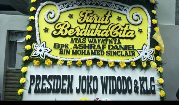 Karangan bunga dari Presiden Joko Widodo di depan rumah Ashraf Sinclair dan BCL di kawasan Pejaten Barat, Jakarta Selatan, Selasa (18/2/2020).