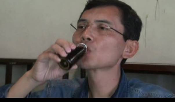 Hadi Pranoto meminum produk herbal Covid-19 hasil risetnya.
