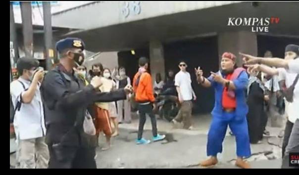 viral-brimob-dan-jawara-berhadapan-dalam-posisi-kuda-kuda-di-aksi-1812