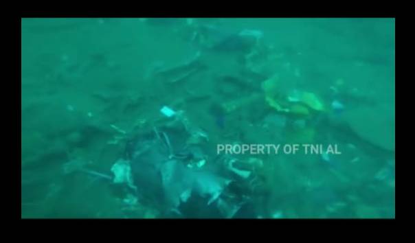 Tangkapan layar video dasar laut yang memperlihatkan badan pesawat Sriwijaya Air SJ 182 telah hancur berkeping-keping.