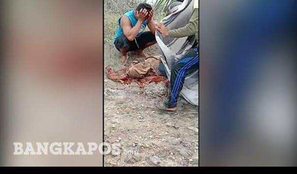 Tangkapan video warga mengevakuasi seorang ibu yang tewas diterkam buaya di depan anaknya sendiri di Bangka Barat, Provinsi Bangka Belitung. (Sumber: bangkapos.com)