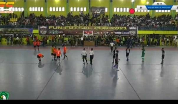 Viral Video Tanding Futsal Polsek Medan Kota Vs Alwashilyah Penonton Berkerumun Di Tribun Viral Video Tanding Futsal Polsek Medan Kota Vs Alwashilyah Penonton Berkerumun Di Tribun