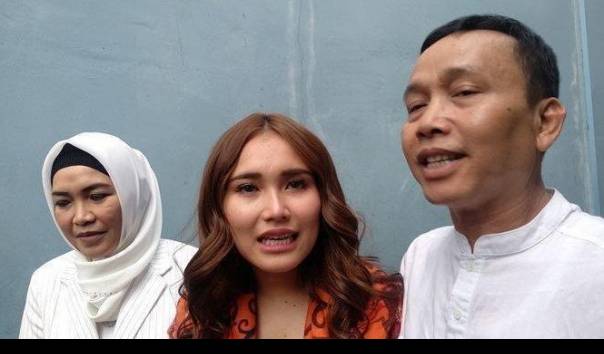Keluarga Ayu Ting Ting: Umi Kalsum, Ayu, dan Ayah Abdul Rozak