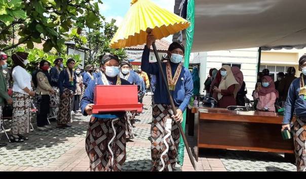 Labuhan Merapi Serah Terima