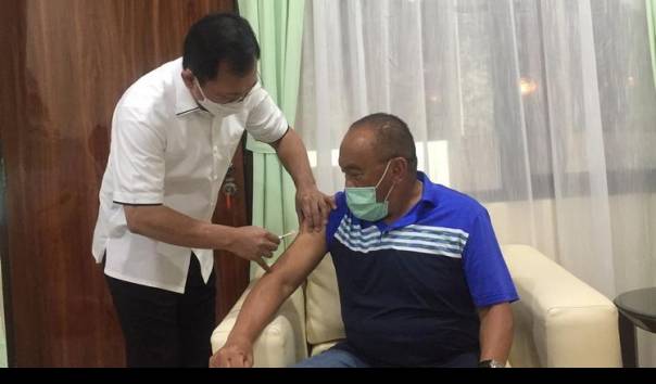 aburizal-bakrie-bersama-istri-disuntik-vaksin-nusantara-terawan-pernah-selamatkan-nyawa-saya