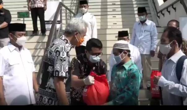 Gubernur Jawa Tengah Ganjar Paranowo salurkan 2.000 paket sembako untuk warga Semarang, Kamis (6/5/2021).