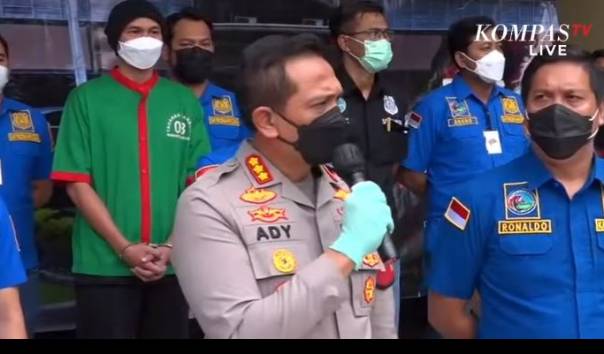 Polisi temukan biji dan batang ganja, serta buku Hikayat Pohon Ganja di rumah Anji.
