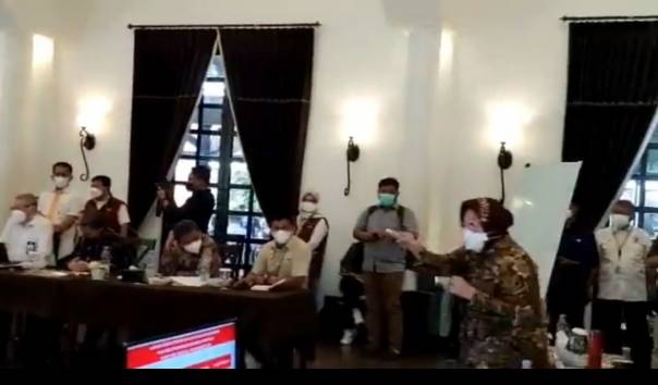 Menteri Sosial Tri Rismaharini memarahi petugas PKH Gorontalo saat rapat membahas distribusi bantuan sosial atau bansos pada Kamis (30/9/2021). (Sumber: Twitter @numadayana)