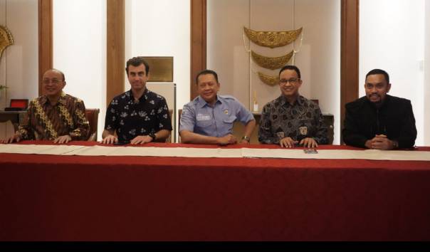 Direktur Utama PT Jakpro Widi Amanasto, Co-founder Formula E Alberto Longo, Ketua Umum IMI Bambang Soesatyo, Gubernur DKI Jakarta Anies Baswedan, dan Sekjen IMI Ahmad Sahroni di kawasan Menteng, Jakarta Pusat, Rabu, 24 November 2021