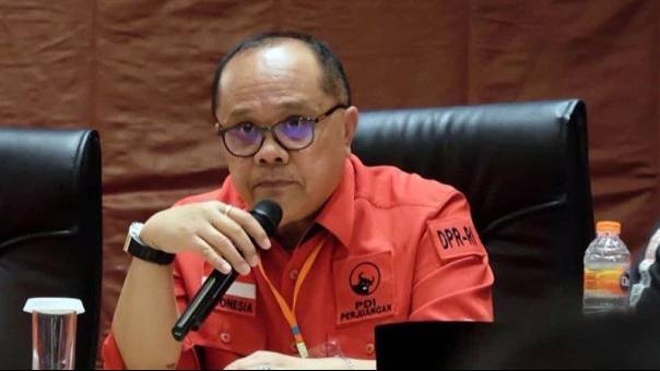 Viral Pose 2 Jari dari Mobil Kepresidenan, Anggota Komisi II DPR Desak Bawaslu Periksa Jokowi