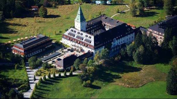 Pertemuan G7 digelar di Kastil Elmau, sebuah hotel mewah kuno dengan latar sejarah kelam dan masa lalu yang penuh gejolak. 