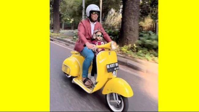 Ridwan Kamil Naik Vespa Kuning, OTW Partai Golkar Jelang Diumumkan Sore Nanti