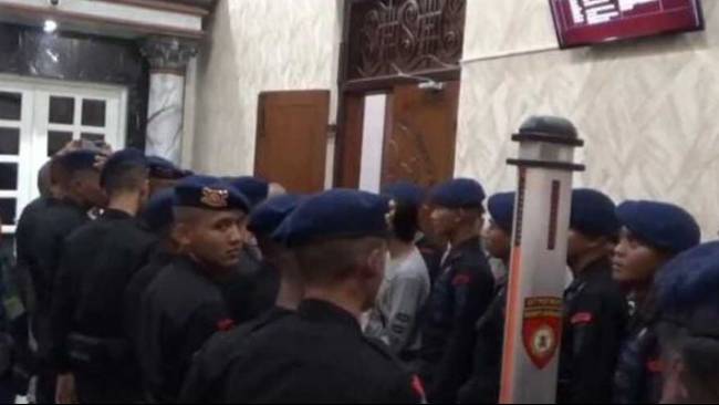 Puluhan Brimob Bikin Gaduh saat Sidang Kanjuruhan, Anggota DPR Colek Kapolri agar Polisi Ditertibkan