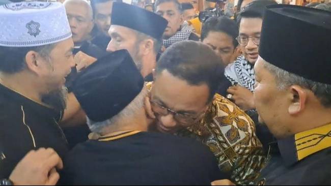 7 Fakta Anies Baswedan di Rakernas Partai Ummat, Peluk Amien Rais sampai Ungkap Kriteria Cawapres