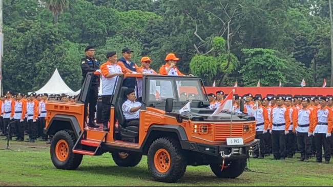 Intip Momen Anies Baswedan Periksa Barisan Naik Jip saat Hadiri Apel Pemenangan PKS Pagi Tadi