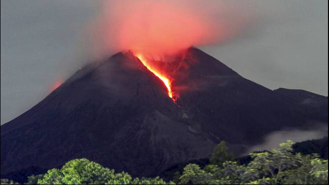 Daftar Tingkat Aktivitas Status Gunung Api di Indonesia: Anak Krakatau ...