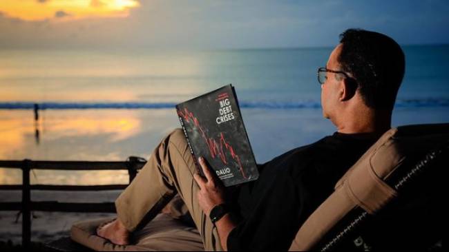 Anies Unggah Foto Lagi Baca Buku 'Big Debt Crises', Pengamat: Ingin Kritik Pemerintah
