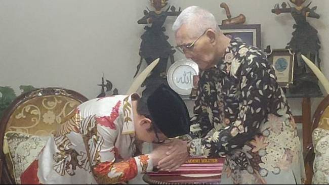 Momen Cak Imin Sowan ke Kediaman Mantan Wapres Try Sutrisno: Disambut Hangat dan Cium Tangan