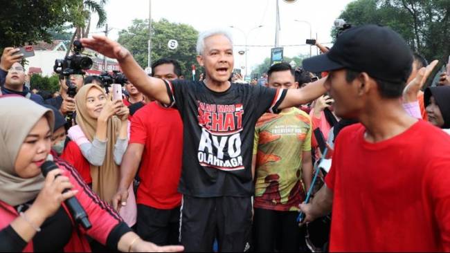 Respons Ganjar Pranowo soal Sindiran Anies Baswedan: Jawabannya Ada di Kaos Ini