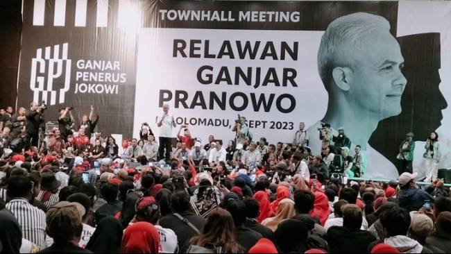 Ganjar Ingatkan Ribuan Relawan agar Jangan seperti Tarzan Gandulan ke Sana Sini