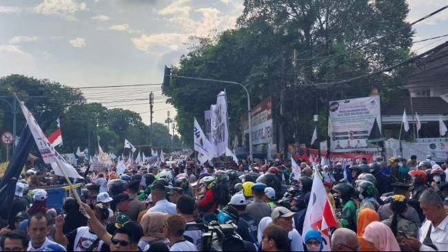 Rombongan Anies-Cak Imin Terus Berdatangan, Lalu Lintas Sekitar KPU Macet Total