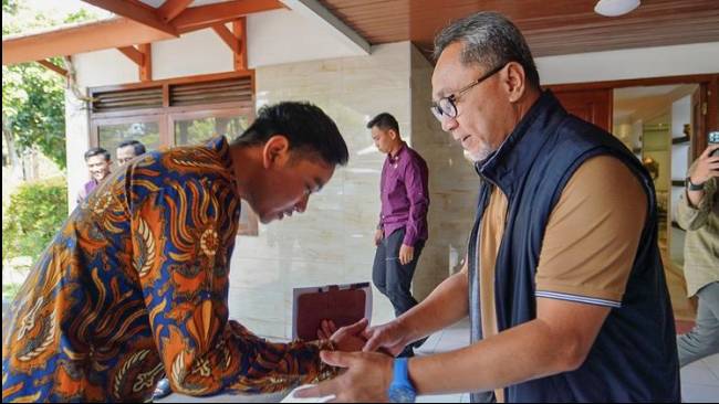 Zulhas Disambangi Gibran di Rumahnya: Bismillah Mas Wali