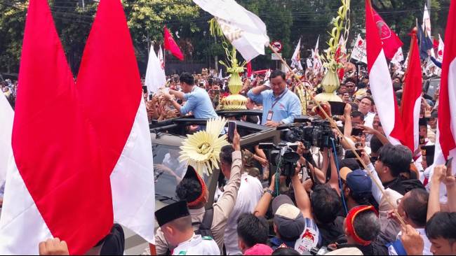 Prabowo-Gibran Tiba di Kantor KPU, Baju Seragam Biru dan Sambutan Rombongan yang Sudah Berkumpul