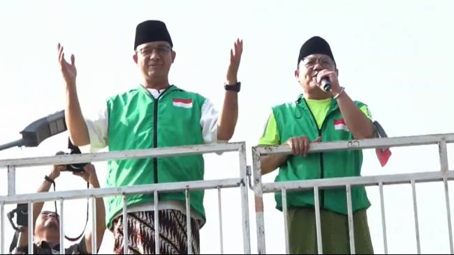 Anies-Muhaimin Ikuti Jalan Sehat Bersarung di Jember, Singgung Beras Mahal dan Pupuk Sulit