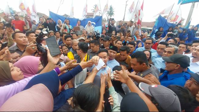 Perdana ke Lampung, Gibran Borong Sayuran di Pasar Tradisional dan Bagikan Alat Tulis ke Warga