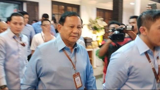 Kompak Pakai Kemeja Biru, Prabowo-Gibran Naik Bus Listrik ke KPU Hadiri Pengundian Nomor Urut