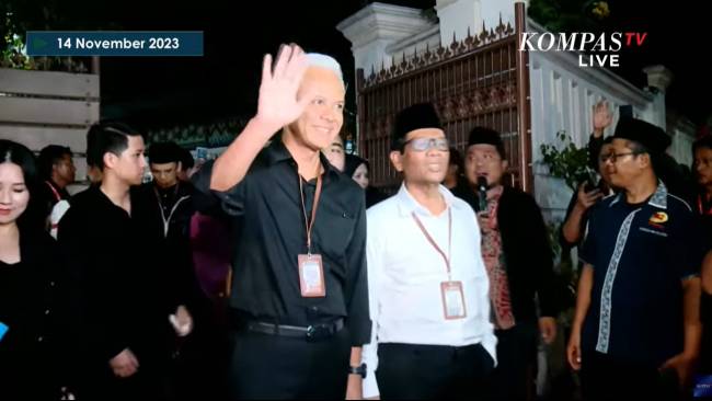Tiba di Gedung KPU RI untuk Undi Nomor Pilpres, Ganjar-Mahfud Pakai Hitam-Putih Datang Bersama Istri