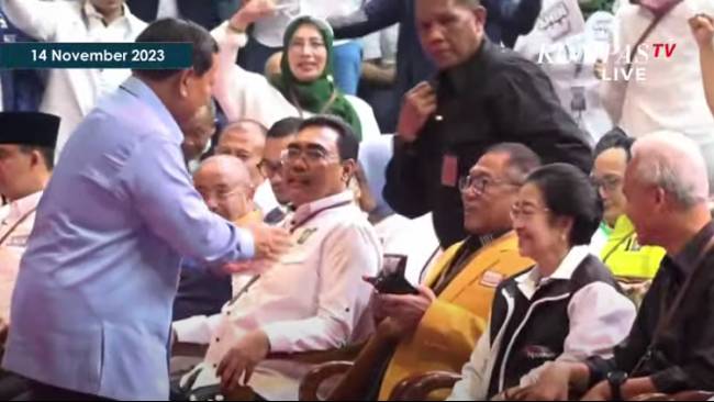 Momen Gibran Cium Tangan Megawati di KPU, Prabowo Beri Hormat