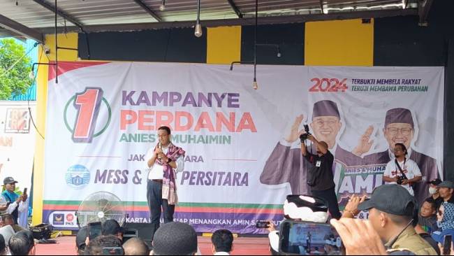 Dapat Selendang dari Ibu-Ibu Tanah Merah, Anies: Untuk Gendong Anak Indonesia agar Tak Putus Sekolah