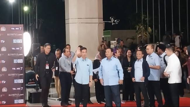 Satu Mobil, Prabowo-Gibran Tiba di JCC Jelang Debat Cawapres