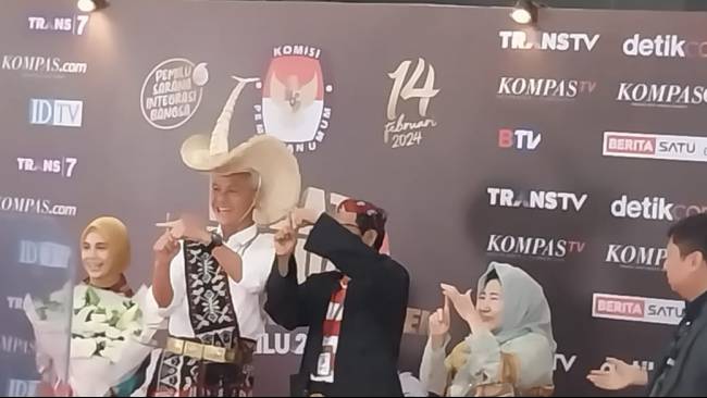 Kompak, Ganjar-Mahfud Tiba di JCC Kenakan Baju Adat Rote dan Madura