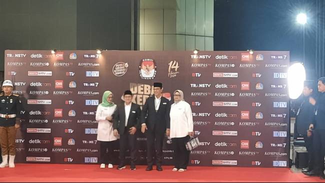 Didampingi Istri, Anies-Cak Imin Tiba di Lokasi Debat Cawapres
