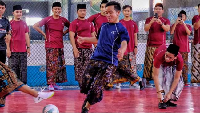 Gibran Tanding Futsal Bersarung Bareng Para Gus di Cirebon, Ngaku Refreshing di Tengah Kampanye