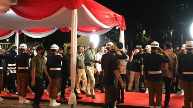 Debat Capres: Ganjar-Mahfud Tiba di Istora, Kompak Kenakan Jaket Hijau