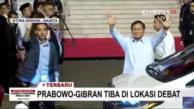 Kenakan Kemeja Biru Muda, Prabowo Tiba di Lokasi Debat Capres Didampingi Gibran