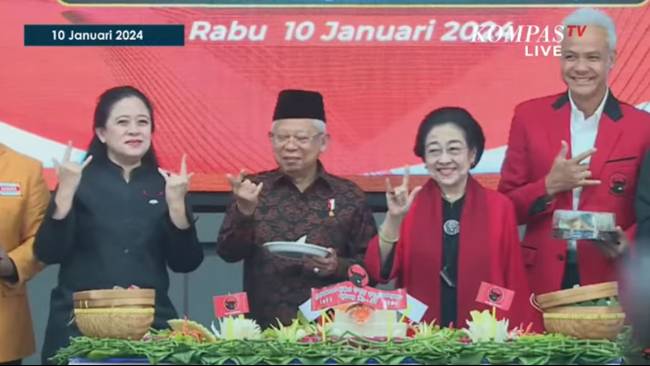Saat Ma'ruf Amin Berpose Tiga Jari Bareng Megawati, Ganjar, dan Puan di HUT PDIP