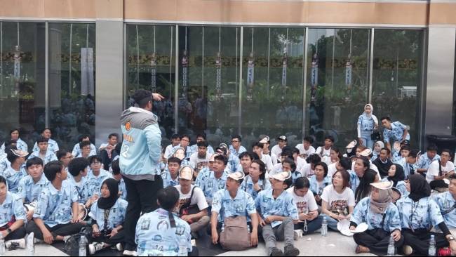 Jelang Debat Cawapres, Pendukung Prabowo-Gibran dan Ganjar-Mahfud Berdatangan ke JCC Senayan