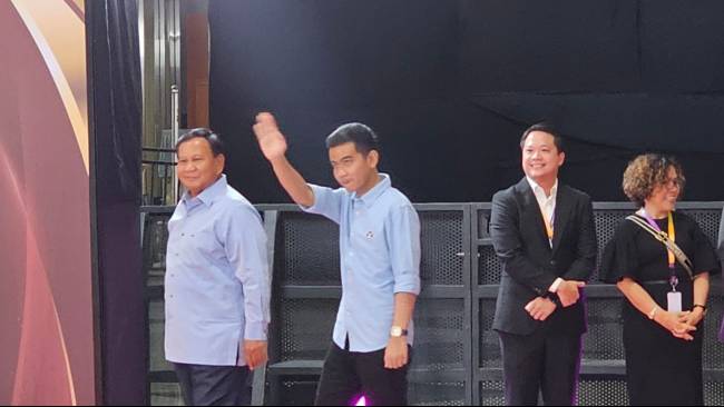 Prabowo-Gibran Tiba di JCC Senayan Jelang Debat Cawapres, Tetap Setia Kenakan Kemeja Biru Muda