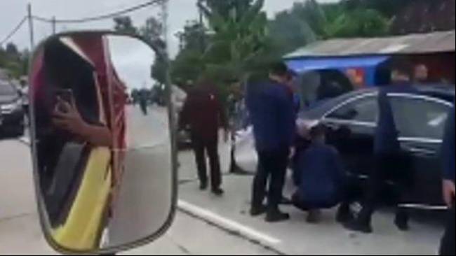 Viral Video Mobil Presiden Berhenti di Pinggir Jalan, Diduga Bocor, Jokowi Jalan Kaki dan Sapa Warga