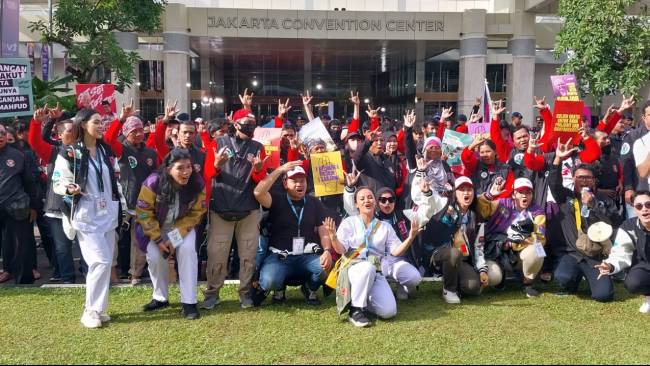 Pendukung Prabowo-Gibran dan Ganjar-Mahfud Berdatangan ke JCC Jelang Debat Capres Terakhir