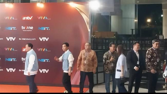 Pakai Jaket Biru Muda, Prabowo-Gibran Tiba di JCC Senayan untuk Debat Capres Terakhir