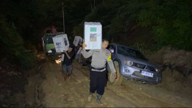 Pendistribusian Logistik Pemilu ke Pedalaman Riau Terkendala Jalan Rusak dan Berlumpur