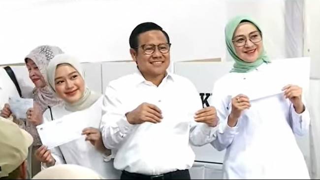 Kompak Berbaju Putih, Anies dan Cak Imin Tiba di TPS Masing-Masing