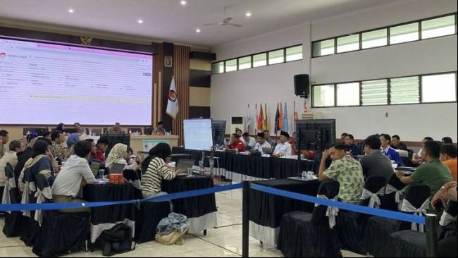 400 Polisi Disiagakan untuk Pengamanan Rapat Pleno Rekapitulasi Suara di KPU Surabaya