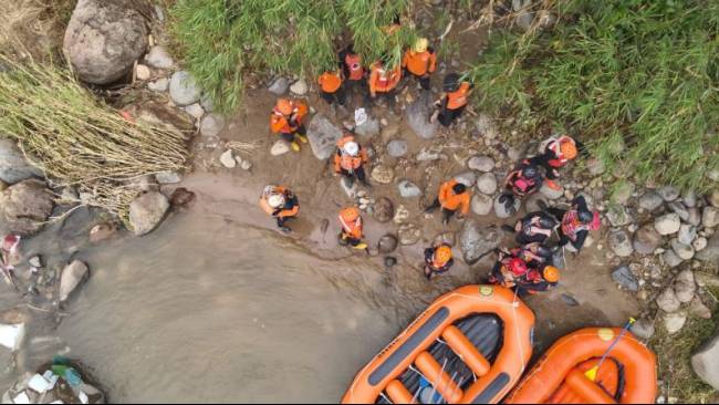 akibat-banjir-dan-tanah-longsor-daerah-pesisir-selatan-sumatra-barat-masih-terisolasi